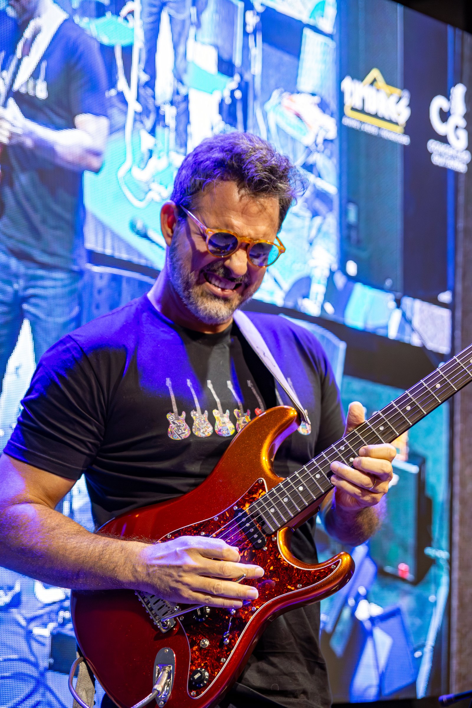 Mateus Starling tocando guitarra ao vivo